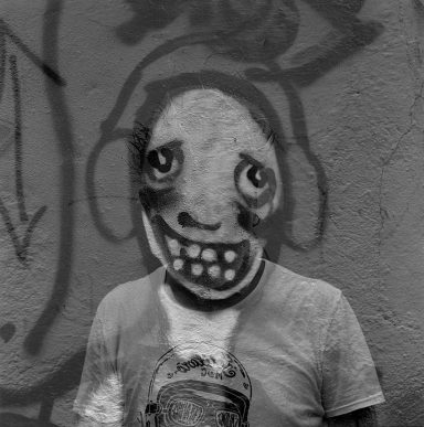 Autorretrato dibujado en un muro